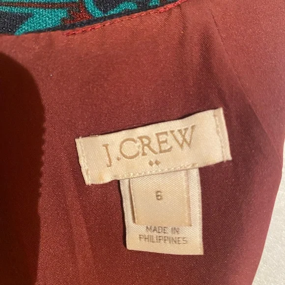 Beautiful and flattering dress for work or fun. - Picture 3 of 4